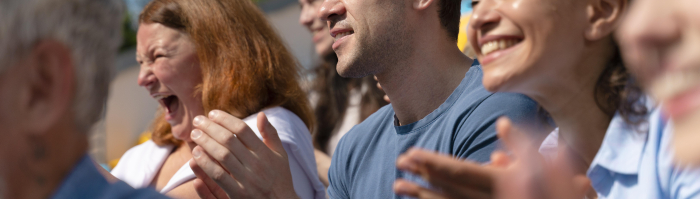 Klappende mensen nieuwsbrief