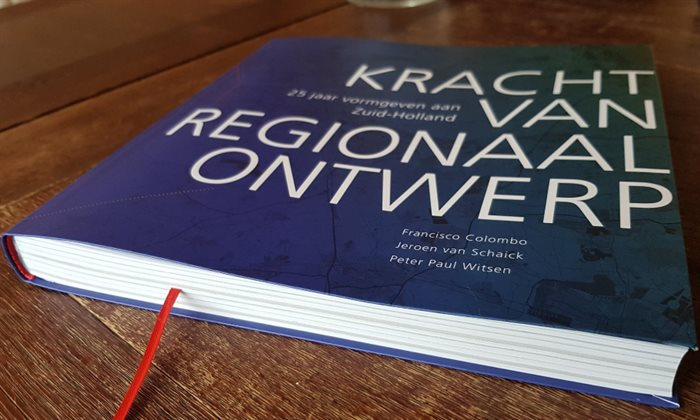 Boek Kracht van regionaal ontwerp op een tafel