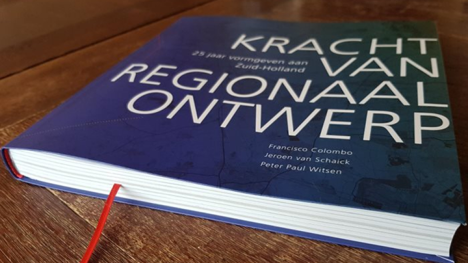 Boek Kracht van regionaal ontwerp op een tafel