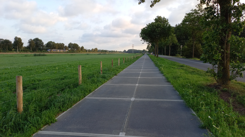 zonnepanelen op het fietspad in Maartensdijk 